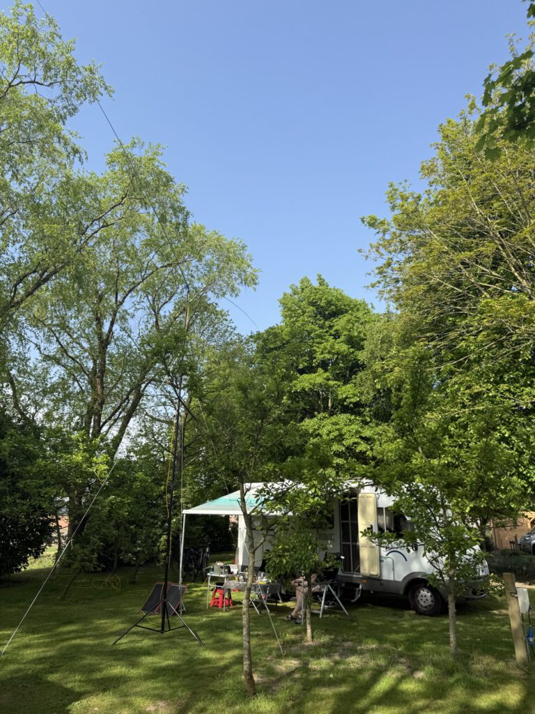 Camper and vertical antenna on the camper spot