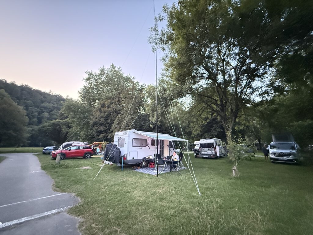Campsite on the river Meuse with the vertical antenna